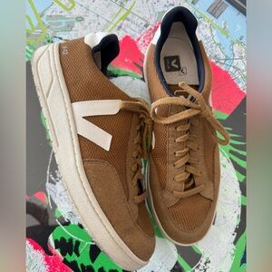 Veja Men's Tan and White Sneakers
